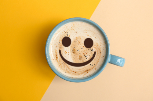Foto de una taza de café con una cara sonriente